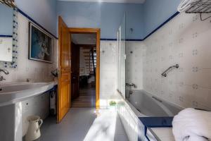 Vonios kambarys apgyvendinimo įstaigoje Finca Almenara de Copau