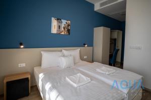 Postel nebo postele na pokoji v ubytování Aqua Hotel