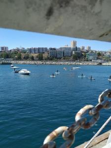 a view of a body of water with people in boats at Valparaíso Plan, cercano al Congreso Nacional in Valparaíso