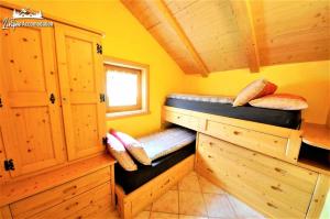 A bunk bed or bunk beds in a room at Baita Hanzel e Gretel