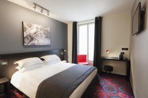 Un pat sau paturi într-o cameră la Helussi Hôtel