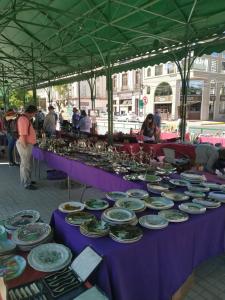 a table filled with plates on top at Valparaíso Plan, cercano al Congreso Nacional in Valparaíso