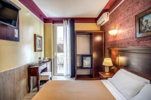 Postel nebo postele na pokoji v ubytování Aurelius Art Gallery Hotel