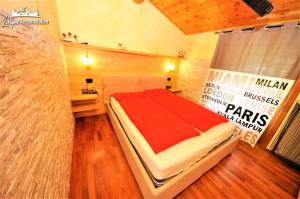 a bedroom with a large bed in a room at Baita Carosello Apt 6 Appena rinnovato in Livigno