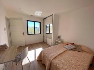 1 dormitorio con cama y ventana en VILLA D’ARCHITECTE À 400M DE LA PLAGE, en Cap d'Agde