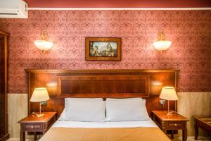 Postel nebo postele na pokoji v ubytování Aurelius Art Gallery Hotel