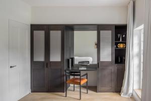 ein Zimmer mit einem Schreibtisch und einem Stuhl in einem Zimmer in der Unterkunft Hotel Nenuphar in Gent