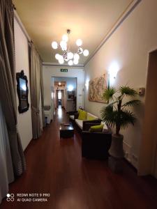 un salon avec un canapé et une plante en pot dans l'établissement Florence Room B&B, à Florence