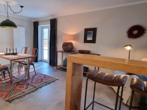 een woonkamer met een tafel en een eetkamer bij Zollhaus 65 in Reit im Winkl