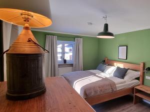 een slaapkamer met een bed en een tafel met een lamp bij Zollhaus 65 in Reit im Winkl