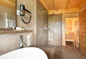 ein Bad mit einer Dusche und einem WC in einem Zimmer in der Unterkunft ALPENHAUS Steiner - TOP-Ferienwohnungen - SOMMER-Bergbahn inklusive in Bolsterlang