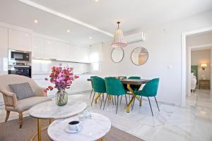 Genteel Home Constitución في إشبيلية: مطبخ وغرفة معيشة مع طاولة وكراسي