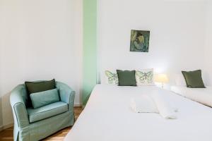 Un pat sau paturi într-o cameră la Be barcelona arco del triunfo sunny colors III