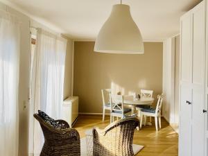 a dining room with a table and chairs at Ferienwohnung im Gärtle in Sulzburg