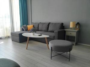 een woonkamer met een bank en een tafel bij Apartment Konstantin in Trakia Plaza in Sunny Beach