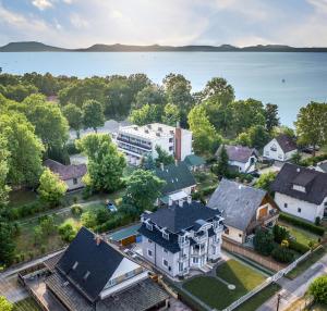 z góry widok na dom z jeziorem w obiekcie VillaBoglár w mieście Balatonboglár