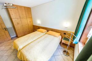 Un dormitorio con una cama grande en una habitación. en Baita Epi Cusini by Livigno Accomodation, en Livigno