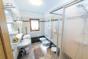 Un baño con dos inodoros y una ducha. en Baita Epi Cusini by Livigno Accomodation, en Livigno 18 fotos más