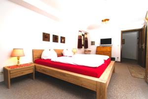 ein Schlafzimmer mit einem großen Bett mit einer roten Decke in der Unterkunft Apartment Xenia in Garmisch-Partenkirchen