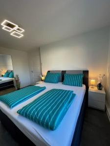 מיטה או מיטות בחדר ב-komfortable Ferienwohnung in Halle-Kröllwitz