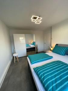 - une chambre avec 2 lits avec des draps bleus et blancs dans l'établissement komfortable Ferienwohnung in Halle-Kröllwitz, à Kröllwitz