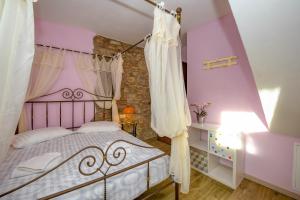 Un pat sau paturi într-o cameră la Casa nel Borgo - Il Picchio