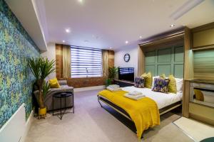 ein Schlafzimmer mit einem großen Bett mit gelber Decke in der Unterkunft Entire Apartment - No. 47 - The Cosy Collection Ltd in York