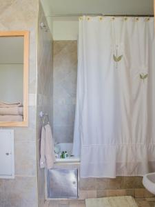 A bathroom at Cabañas Rincones del Sur