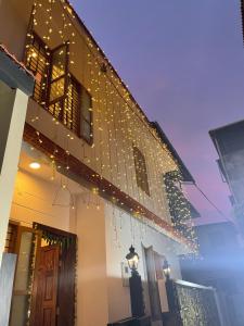 un edificio con luces de Navidad en un lado en Ekana Homes, en Trivandrum