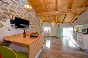Kuchyň nebo kuchyňský kout v ubytování Casa nel Borgo - Il Gufo