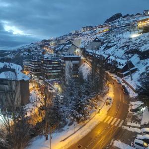 eine Luftansicht einer Stadt im Schnee in der Unterkunft slalom premium in Sierra Nevada