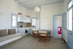 cocina con mesa y sofá en una habitación en Serifos cozy home with a view, en Livadakia