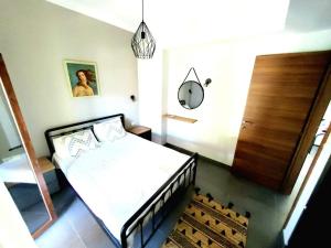 Postel nebo postele na pokoji v ubytování Gianni's Apartment 1 by the Sea