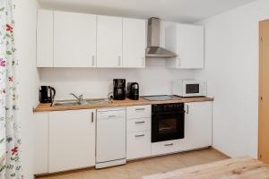 Gästehaus u Ferienwohnungen Veronika incl Frühstücksbuffet und KönigsCard mit 200 kostenlosen Attraktionen的厨房或小厨房