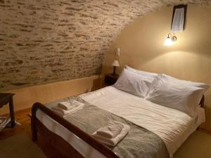 1 dormitorio con 1 cama con 2 toallas en GuesthouseKamara, en Monemvasia