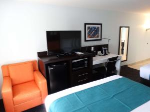 Best Western Plus Orlando Lake Buena Vista South Inn & Suites客房内的一张或多张床位