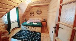een slaapkamer met een bed in een houten hut bij Przystanek Szaflary -luksusowy apartament w górach in Szaflary
