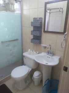een badkamer met een wit toilet en een wastafel bij Cozy home under the Sun with Swimmingpool in Paradera