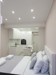 Camera bianca con letto e cucina di Apartment Kascelan a Kotor (Cattaro)