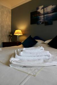 a pile of towels sitting on top of a bed at Bryn Noddfa in Morfa Nefyn