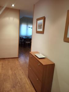 een kamer met een houten kast en een eetkamer bij Apartamento con Piscina in Llança
