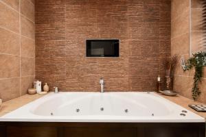 A bathroom at Homebird Property - Carter Knowle House