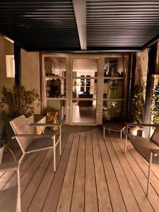une terrasse en bois avec une table et des chaises. dans l'établissement Maison Auguste, à Meyzieu