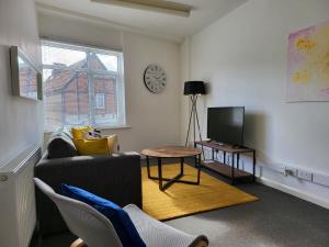 Gallery image of Spacious, 3 Bedroom Contractor Apartment with Parking in Newport Pagnell Town Centre by Maison 19 in Milton Keynes