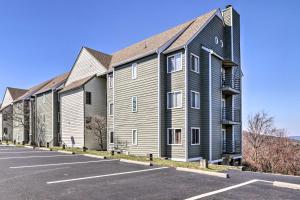 una fila de edificios en un estacionamiento en Gatlinburg Condo with Pool, Hot Tub, and Mtn Views!, en Gatlinburg