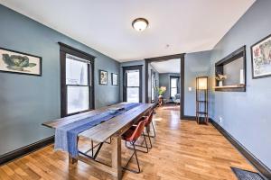 - une grande table en bois dans une chambre aux murs bleus dans l'établissement Newly Renovated Home Close to Dtwn Lawrence!, à Lawrence