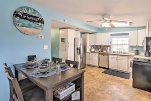 Una cocina o cocineta en 1 Block to Surfside Beach Home with Deck! 21 fotos más