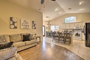 uma sala de estar com um sofá e uma cozinha em Mesa Oasis Private Pool with Slide and Game Room! em Mesa