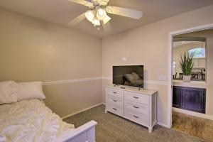 TV a/nebo společenská místnost v ubytování Mesa Oasis Private Pool with Slide and Game Room!