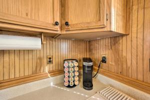 una cafetera en la parte superior de una encimera de cocina en Lakefront Cabin with 2 Lofts, Boats on 4 Acres, en Winnsboro 30 fotos más